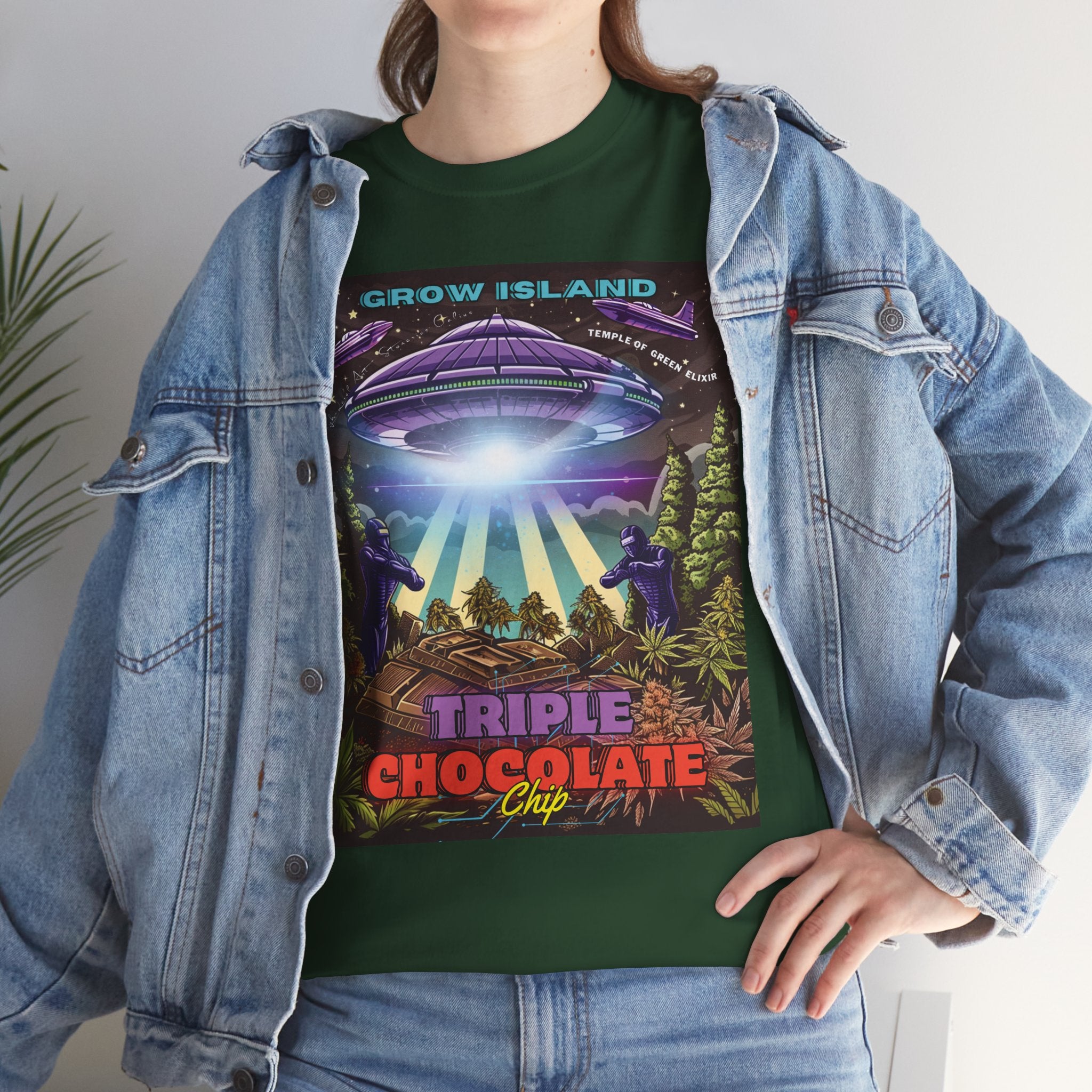 Model trägt Jeans Jacke und Triple Chocolate Chip grünes T-shirt. Im Zentrum der Illustration schwebt ein riesiges UFO, das mit einem grellen Lichtstrahl einen gigantischen Schokoriegel an Bord befördert – während futuristisch gerüstete Wächter das Gebiet sichern. Rundherum breiten sich üppige Cannabisfelder aus, im Hintergrund funkeln Sterne und zwei Raumschiffe vollenden die Szene.