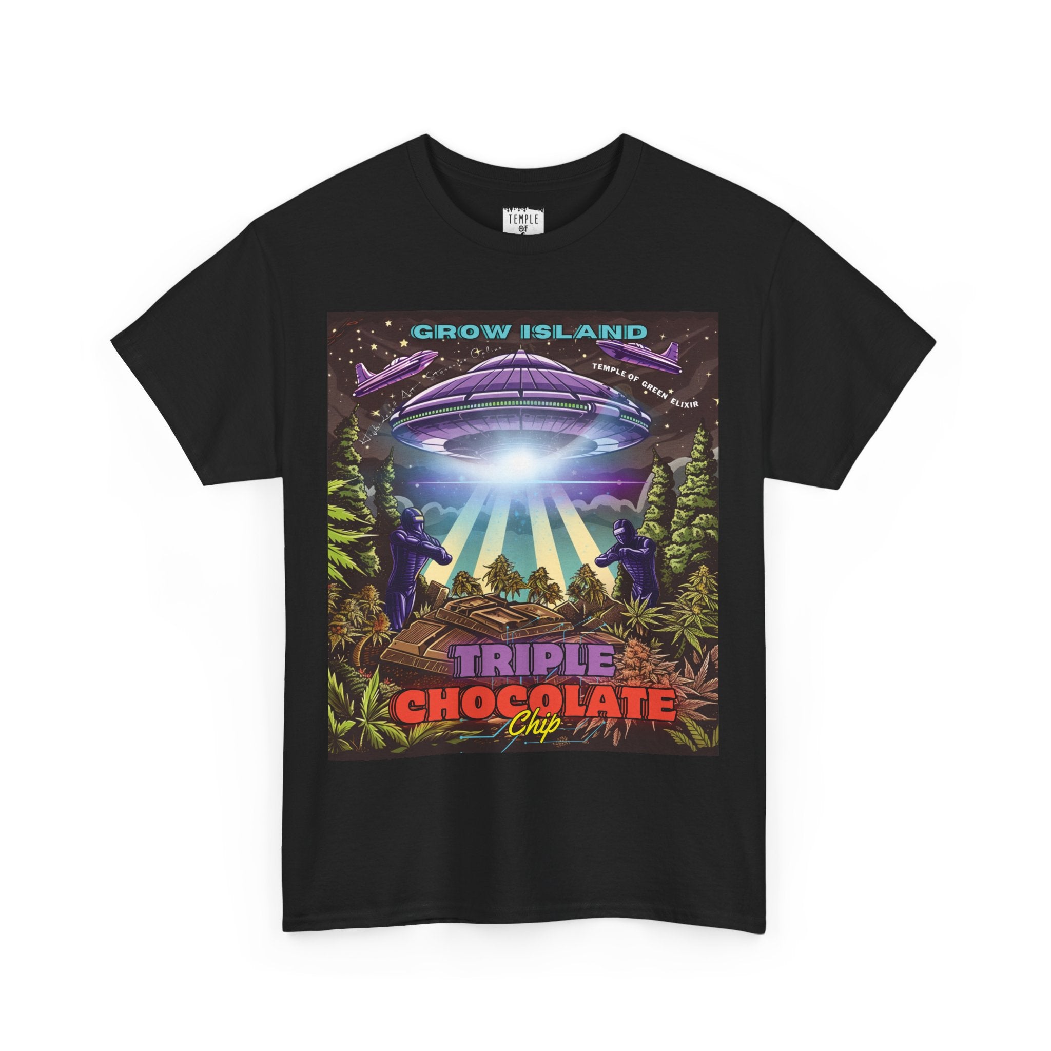Triple Chocolate Chip schwarzes T-shirt, Im Zentrum der Illustration schwebt ein riesiges UFO, das mit einem grellen Lichtstrahl einen gigantischen Schokoriegel an Bord befördert – während futuristisch gerüstete Wächter das Gebiet sichern. Rundherum breiten sich üppige Cannabisfelder aus, im Hintergrund funkeln Sterne und zwei Raumschiffe vollenden die Szene.