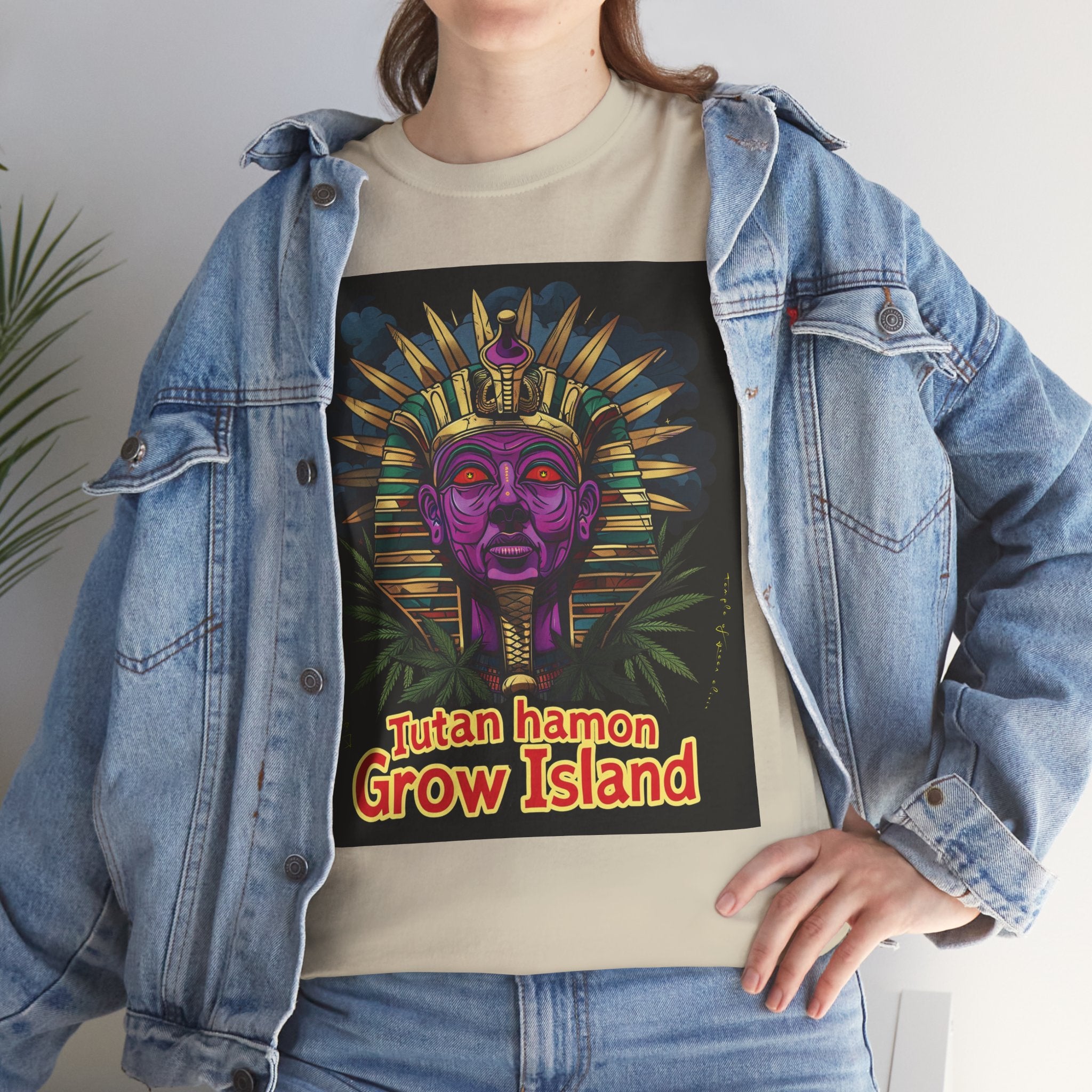 Model trägt Jeans Jacke und Tutan Hamon T-Shirt sand mit  Ein Pharaokopf in strahlendem Lila-Gold, mit glühend roten Augen und detailreich gezeichneten Cannabisblättern, Grow Island Schrift