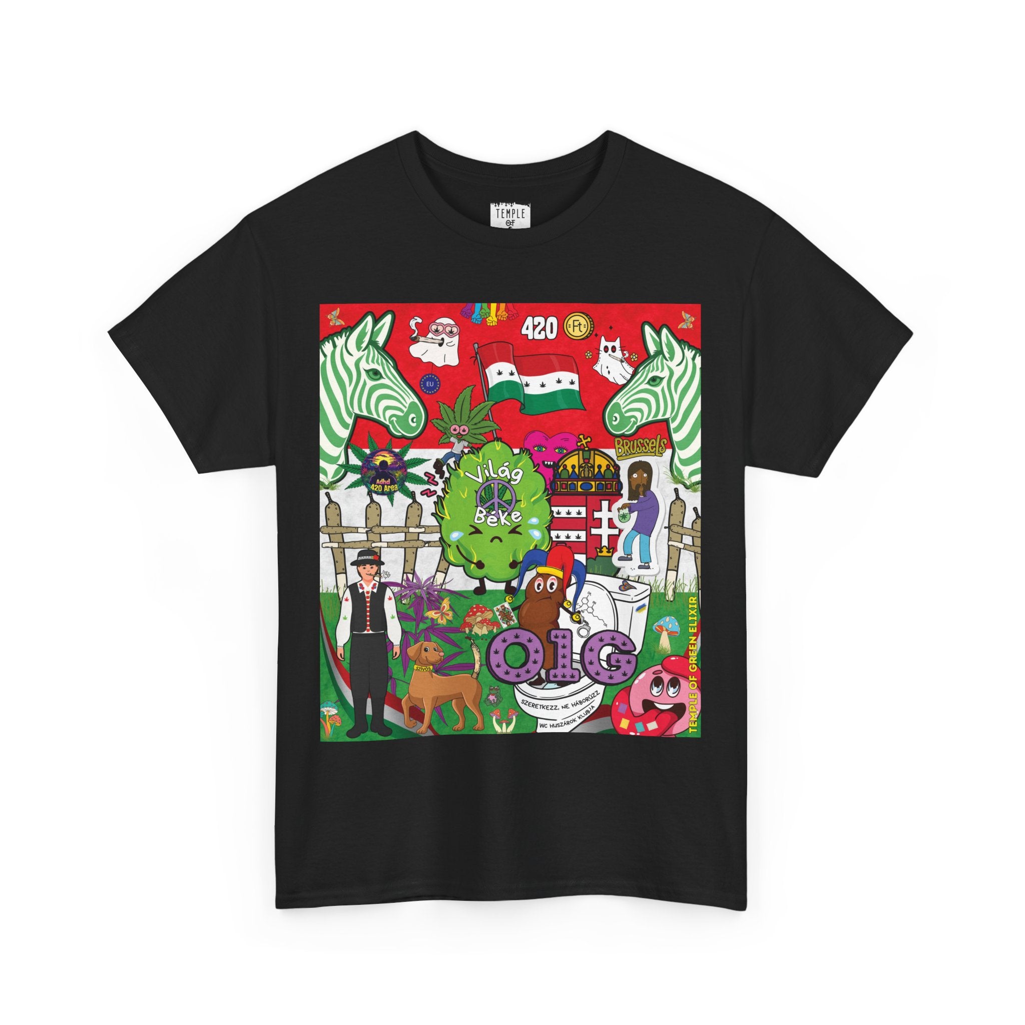 Schwarzes Weltfrieden T-Shirt mit einem sehr detailreichen und bunten Cartoon-Druck, der ungarische Kultur und politische Satire vermischt. Das Design zeigt Elemente wie die ungarische Flagge, eine Figur in Tracht, grüne Zebras, Cannabis-Motive und den ungarischen Slogan 'Világ Béke' (Weltfrieden) auf einem Cannabisbud.﻿