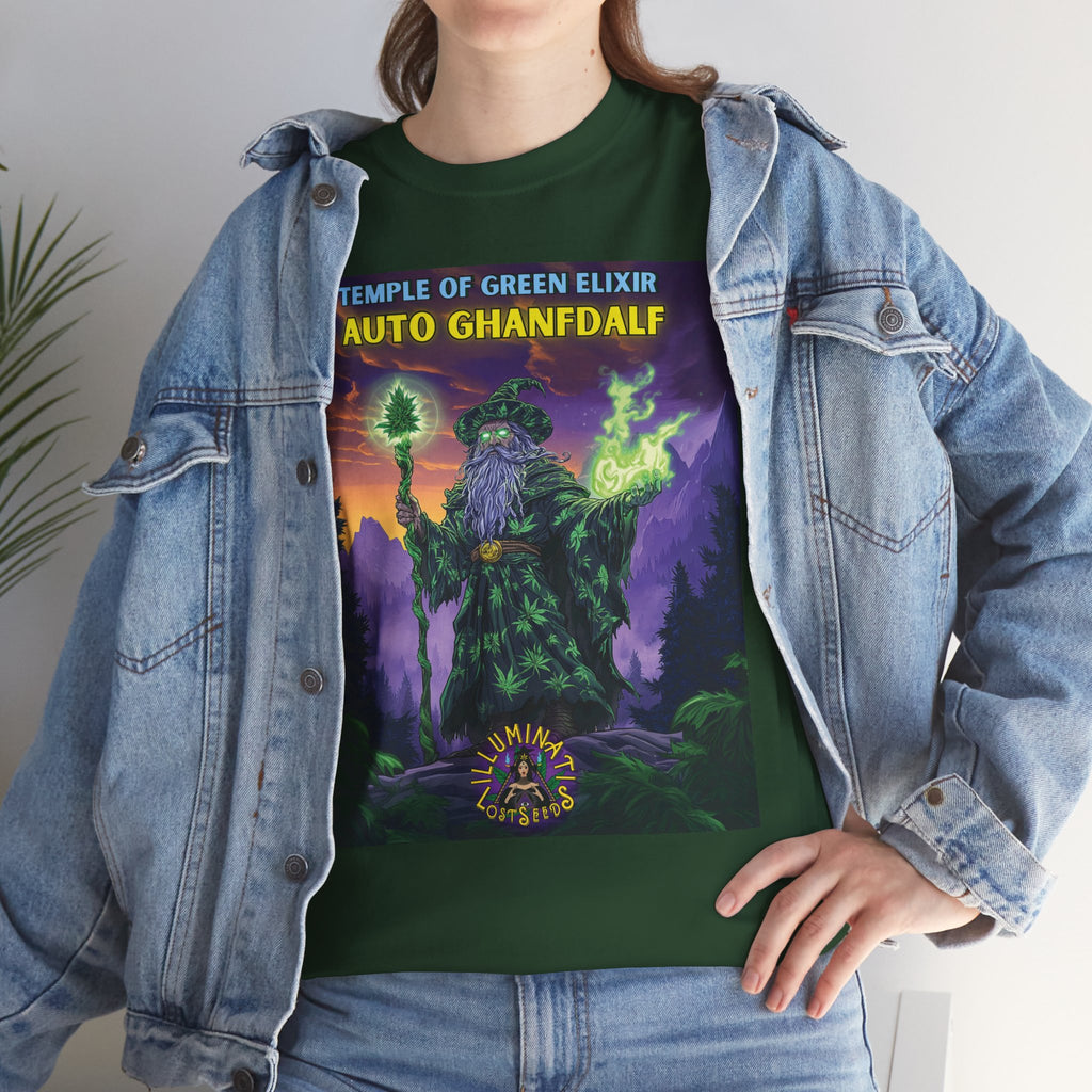 Ein Model im lässigen Street-Style präsentiert das "Auto Ghanfdalf" T-Shirt in Waldgrün. Die Kombination aus cooler Jeansjacke und dem epischen Zauberer-Motiv auf dem Shirt schafft einen einzigartigen Look, der die Brücke zwischen moderner Urbanität und fantastischen Welten schlägt. Diese exklusive Kollaboration von "Temple of Green Elixir" und "Illuminati Lost Seeds" ist ideal für alle, die ihren Alltags-Look mit einem Hauch von Magie aufwerten wollen.﻿