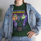 Ein Model im lässigen Street-Style präsentiert das "Auto Ghanfdalf" T-Shirt in Waldgrün. Die Kombination aus cooler Jeansjacke und dem epischen Zauberer-Motiv auf dem Shirt schafft einen einzigartigen Look, der die Brücke zwischen moderner Urbanität und fantastischen Welten schlägt. Diese exklusive Kollaboration von "Temple of Green Elixir" und "Illuminati Lost Seeds" ist ideal für alle, die ihren Alltags-Look mit einem Hauch von Magie aufwerten wollen.﻿