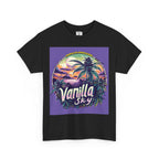 Vanilla Sky T-shirt schwarz, Kreatives Cannabis-Design mit tropischem Inselmotiv und lila Himmel, großer „Vanilla Sky“-Schrift, Cannabispflanzen im Vordergrund, Sonnenuntergang und Palmen – medizinische Sorte GMO x Garlic Breath x Cali Grow Island von Grow Island.