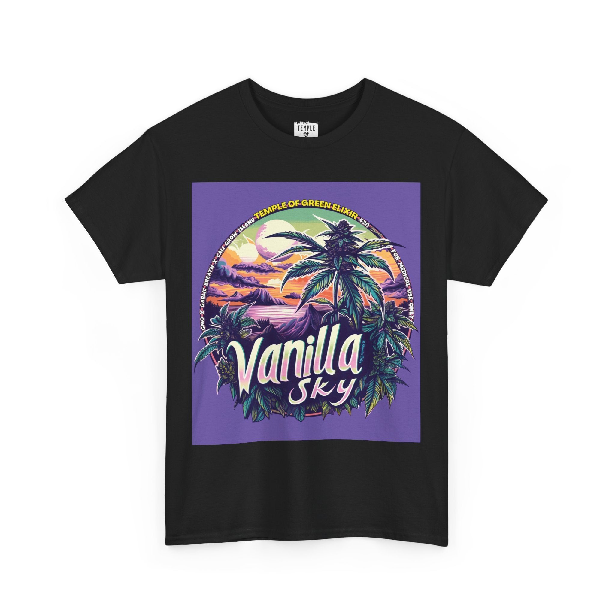 Vanilla Sky T-shirt schwarz, Kreatives Cannabis-Design mit tropischem Inselmotiv und lila Himmel, großer „Vanilla Sky“-Schrift, Cannabispflanzen im Vordergrund, Sonnenuntergang und Palmen – medizinische Sorte GMO x Garlic Breath x Cali Grow Island von Grow Island.