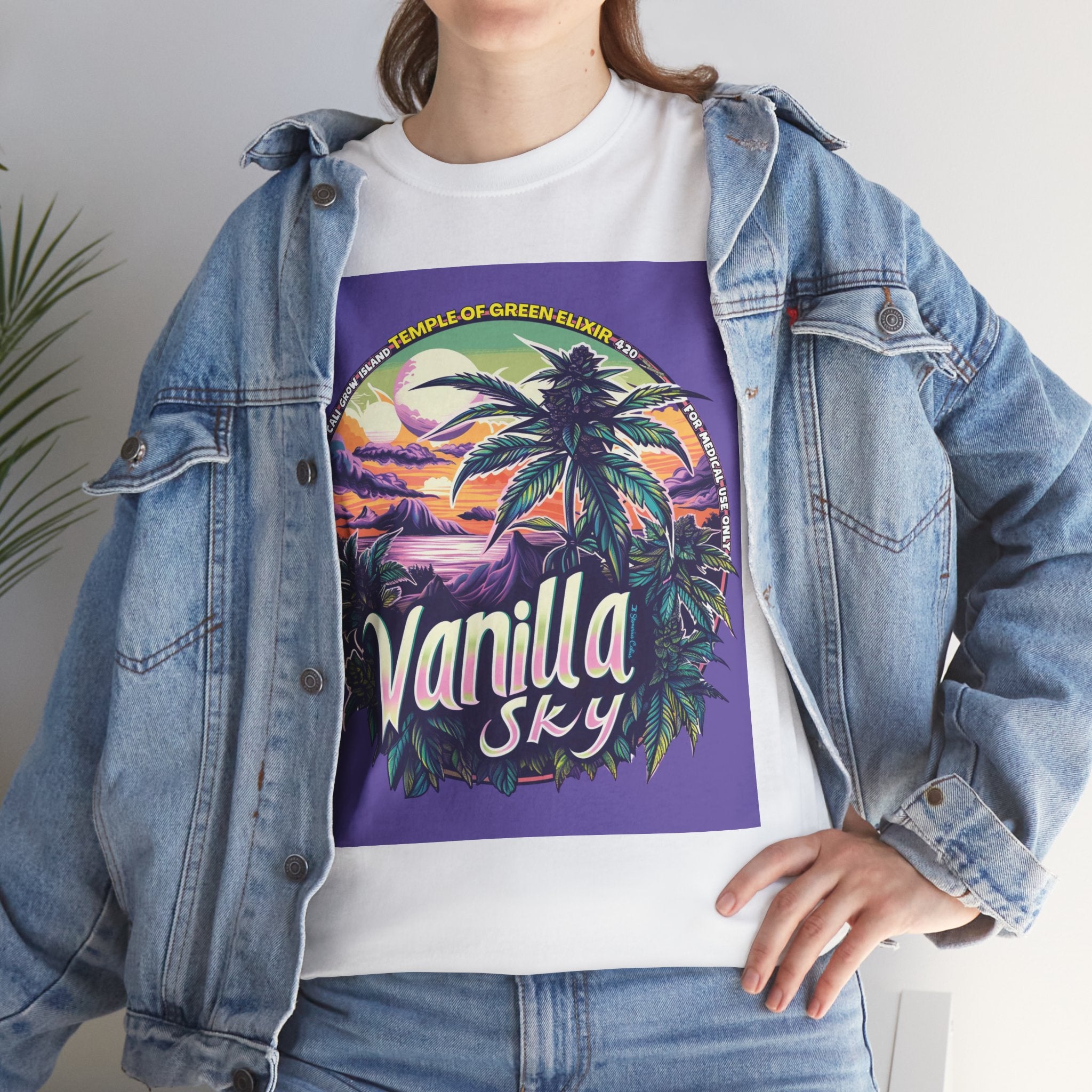 Model steht im Jeans Jacke und weisses Vanilla Sky T-shirt.  Kreatives Cannabis-Design mit tropischem Inselmotiv und lila Himmel, großer „Vanilla Sky“-Schrift, Cannabispflanzen im Vordergrund, Sonnenuntergang und Palmen – medizinische Sorte GMO x Garlic Breath x Cali Grow Island von Grow Island.