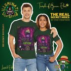 Junges Paar umarmt sich, der Mann steht links, die Frau rechts, beide tragen grüne T-Shirts vor grünem Hintergrund mit Schriftzügen wie ‚Illuminati Lost Seeds‘, ‚Temple of Green Elixir‘ und ‚The real secret hides in the terpene‘. Auf dem T-shirt  gotische Figur, umgeben von lilafarbenen und grünen Cannabisblättern. Auf ihrem Kopf thront eine provokative Krone mit Kreuzmotiv. 