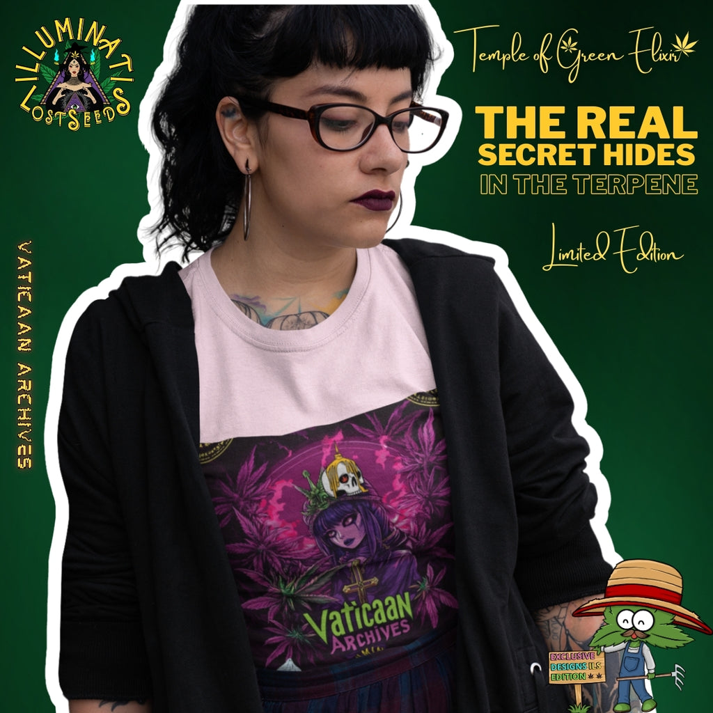 Tatowierte Dame trägt schwarze Brille, ein hellrosa T-Shirt mit Vaticaan Archives-Motiv und schwarzer Strickjacke, vor grünem Hintergrund mit Schriftzügen wie ‚Illuminati Lost Seeds‘, ‚Temple of Green Elixir‘ und ‚The real secret hides in the terpene‘. Auf dem T-shirt  gotische Figur, umgeben von lilafarbenen und grünen Cannabisblättern. Auf ihrem Kopf thront eine provokative Krone mit Kreuzmotiv. 