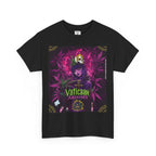 Vaticaan Archives schwarzes T-shirt mit Motiv:  gotische Figur, umgeben von lilafarbenen und grünen Cannabisblättern. Auf ihrem Kopf thront eine provokative Krone mit Kreuzmotiv.  Im unteren Bereich steht der grüne Schriftzug ‚Vaticaan Archives‘ und das Illuminati Lost Seeds Logo, dekoriert mit kleinen Symbolen.