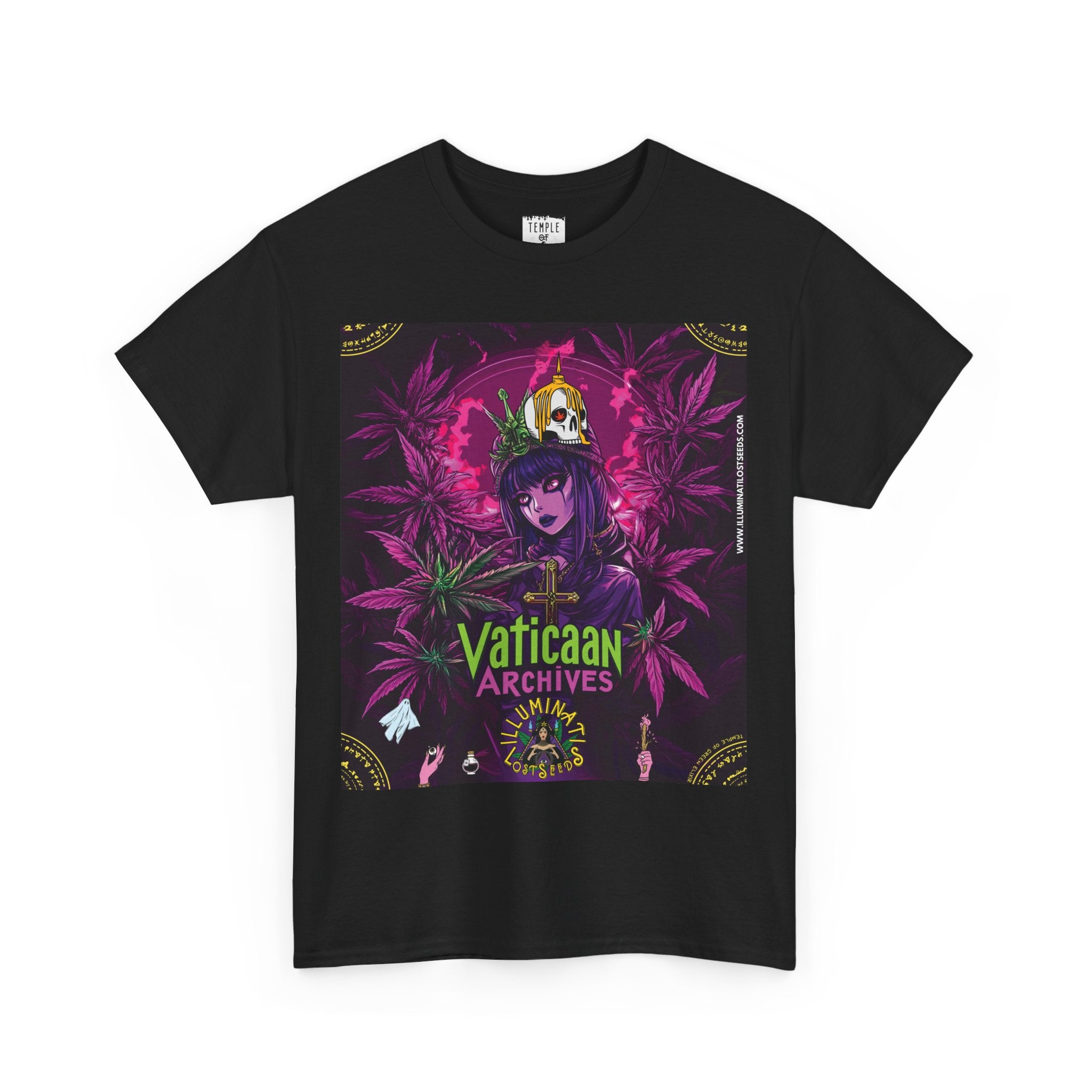 Vaticaan Archives schwarzes T-shirt mit Motiv:  gotische Figur, umgeben von lilafarbenen und grünen Cannabisblättern. Auf ihrem Kopf thront eine provokative Krone mit Kreuzmotiv.  Im unteren Bereich steht der grüne Schriftzug ‚Vaticaan Archives‘ und das Illuminati Lost Seeds Logo, dekoriert mit kleinen Symbolen.