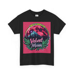 Velvet Moon T-shirt schwarz, Die Grafik erzählt von einer besonderen Nacht, in der das samtige Licht des blutroten Mondes die Berggipfel umhüllt und ein einsamer Wolf in den Schatten der dunklen Wälder hineinheult. Die Luft ist erfüllt vom Duft der frischen Bergluft, die die Freiheit der Wildnis und den Zauber des Unbekannten mit sich bringt. Cannabisblätter rahmen die Szene ein, als würde die Natur selbst diesen geheimen Moment beschützen. 