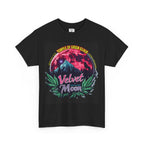Velvet Moon T-shirt schwarz, schwarze Hintergrund. Die Grafik erzählt von einer besonderen Nacht, in der das samtige Licht des blutroten Mondes die Berggipfel umhüllt und ein einsamer Wolf in den Schatten der dunklen Wälder hineinheult. Die Luft ist erfüllt vom Duft der frischen Bergluft, die die Freiheit der Wildnis und den Zauber des Unbekannten mit sich bringt. Cannabisblätter rahmen die Szene ein, als würde die Natur selbst diesen geheimen Moment beschützen. 
