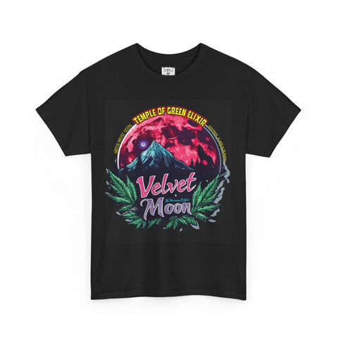 Velvet Moon T-shirt schwarz, schwarze Hintergrund. Die Grafik erzählt von einer besonderen Nacht, in der das samtige Licht des blutroten Mondes die Berggipfel umhüllt und ein einsamer Wolf in den Schatten der dunklen Wälder hineinheult. Die Luft ist erfüllt vom Duft der frischen Bergluft, die die Freiheit der Wildnis und den Zauber des Unbekannten mit sich bringt. Cannabisblätter rahmen die Szene ein, als würde die Natur selbst diesen geheimen Moment beschützen. 