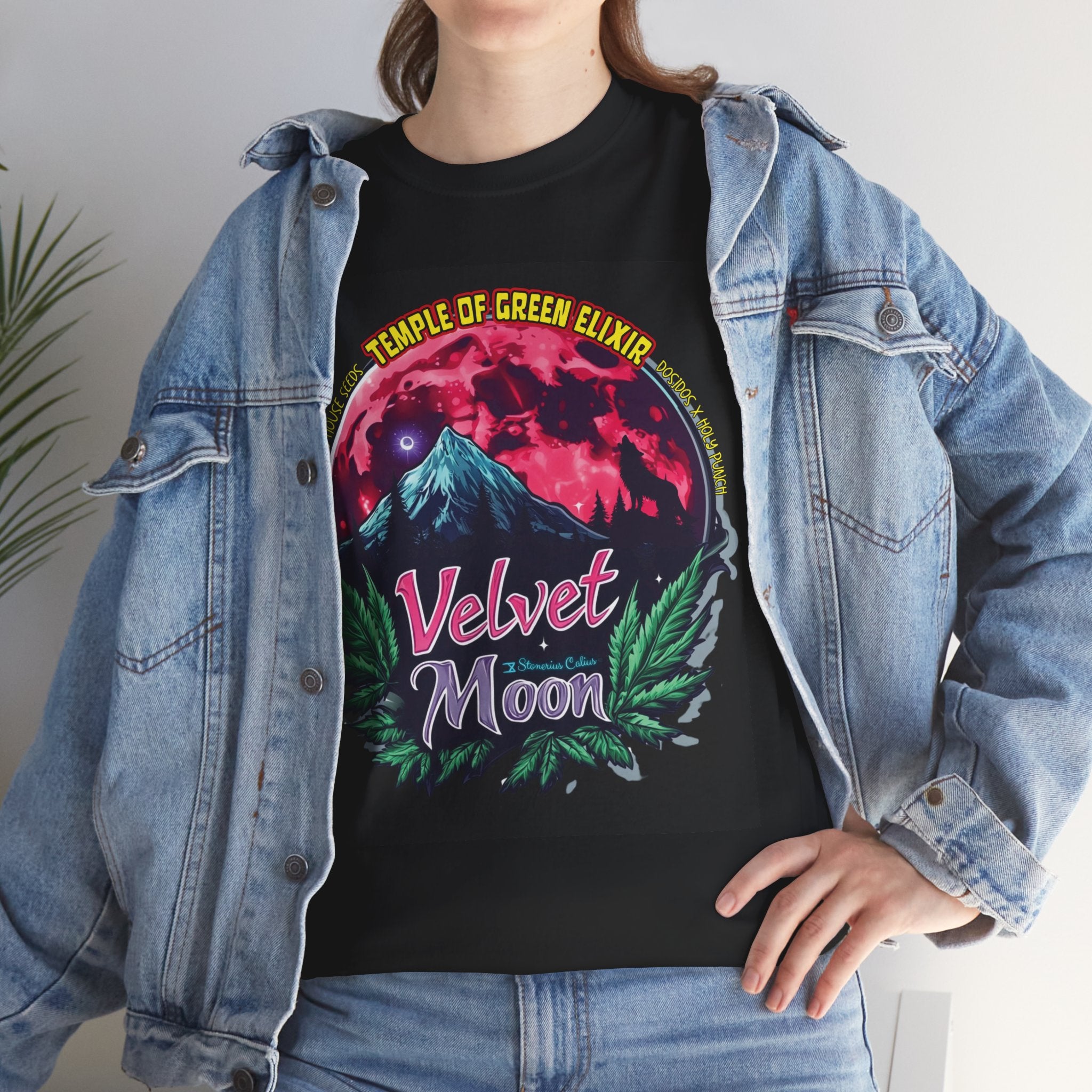 Model steht im Jeans Jacke und Velvet Moon schwarzem T-shirt.
Die Grafik erzählt von einer besonderen Nacht, in der das samtige Licht des blutroten Mondes die Berggipfel umhüllt und ein einsamer Wolf in den Schatten der dunklen Wälder hineinheult. Die Luft ist erfüllt vom Duft der frischen Bergluft, die die Freiheit der Wildnis und den Zauber des Unbekannten mit sich bringt. Cannabisblätter rahmen die Szene ein, als würde die Natur selbst diesen geheimen Moment beschützen. 
