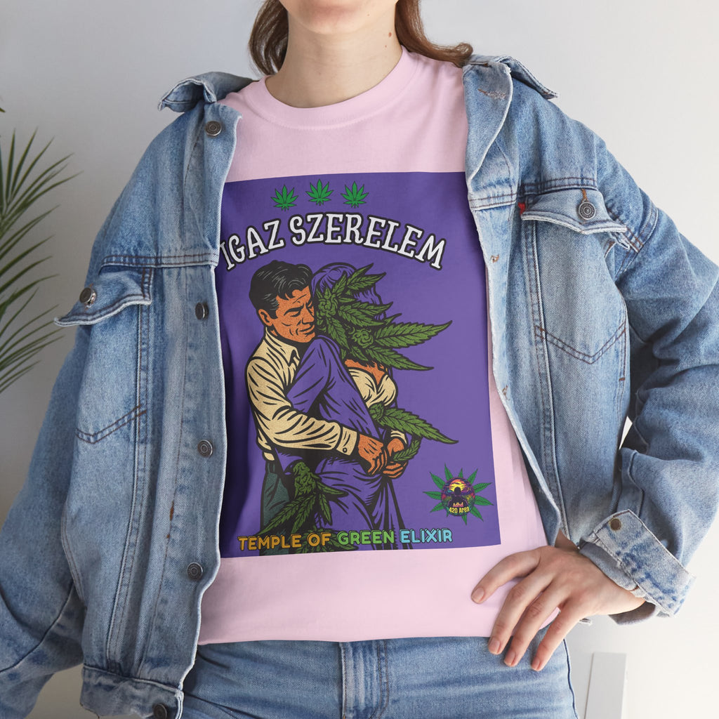 Ein Model steht in Jeans Jacke und hellrosa wahre Liebe  T-Shirt mit einer humorvollen Darstellung von "Wahrer Liebe": Ein Mann im 50er-Jahre-Stil hält eine Frau mit einer großen Hanfblüte als Kopf im Arm.﻿