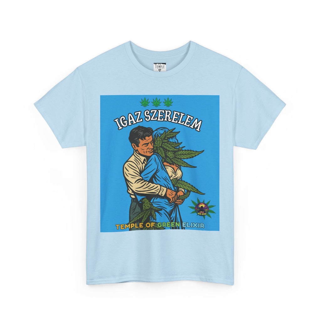 Hellblaues T-Shirt mit dem romantisch-satirischen "Igaz Szerelem" (Wahre Liebe) Motiv. Das Design im Retro-Stil zeigt einen Mann, der eine Frau umarmt, deren Kopf eine große Cannabis-Knospe ist.﻿