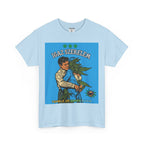 Hellblaues T-Shirt mit dem romantisch-satirischen "Igaz Szerelem" (Wahre Liebe) Motiv. Das Design im Retro-Stil zeigt einen Mann, der eine Frau umarmt, deren Kopf eine große Cannabis-Knospe ist.﻿