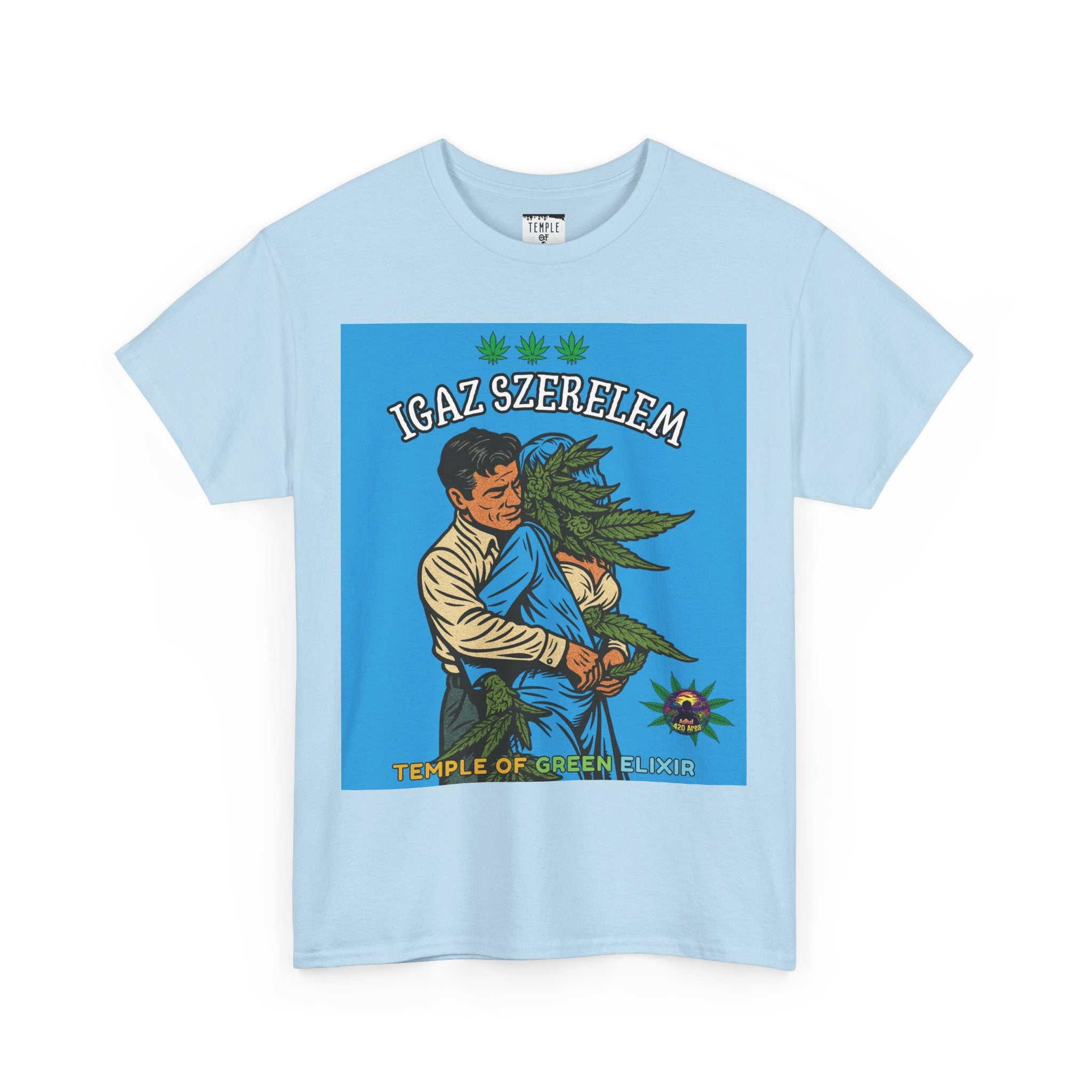 Hellblaues T-Shirt mit dem romantisch-satirischen "Igaz Szerelem" (Wahre Liebe) Motiv. Das Design im Retro-Stil zeigt einen Mann, der eine Frau umarmt, deren Kopf eine große Cannabis-Knospe ist.﻿