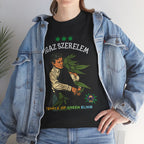 : Das schwarze 'Igaz Szerelem' T-Shirt wird von einer Frau im Lagenlook mit einer Jeansjacke getragen. Auf dem dunklen Stoff kommt das leuchtend blaue Design der satirischen Liebesgeschichte besonders intensiv zur Geltung und schafft einen starken visuellen Kontrast.﻿