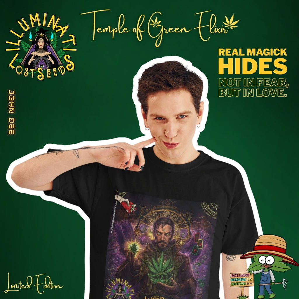  Ein junger Mann mit einem verschmitzten Lächeln und modernem Haarschnitt trägt das schwarze John Dee T-Shirt von Temple of Green Elixir. Sein selbstbewusster, aber sympathischer Blick unterstreicht die Botschaft der Kampagne: "Real Magick Hides Not in Fear, But in Love." Diese limitierte Edition von "Temple of Green Elixir" und "Illuminati Lost Seeds" ist für all jene, die an die Kraft der Liebe und die Magie im Alltäglichen glauben.