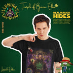  Ein junger Mann mit einem verschmitzten Lächeln und modernem Haarschnitt trägt das schwarze John Dee T-Shirt von Temple of Green Elixir. Sein selbstbewusster, aber sympathischer Blick unterstreicht die Botschaft der Kampagne: "Real Magick Hides Not in Fear, But in Love." Diese limitierte Edition von "Temple of Green Elixir" und "Illuminati Lost Seeds" ist für all jene, die an die Kraft der Liebe und die Magie im Alltäglichen glauben.