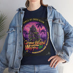 Model steht im Jeans Jacke und Wappa dunkelblau T-shirt, exotischen Sonnenuntergang, in dem die lilafarbene Wappa-Cannabispflanze zwischen Palmen emporragt – wie die Königin einer tropischen Insel. Im Hintergrund tauchen die letzten Sonnenstrahlen den Himmel in goldenes Licht, während am Horizont das Rauschen des Meeres langsam verstummt. 