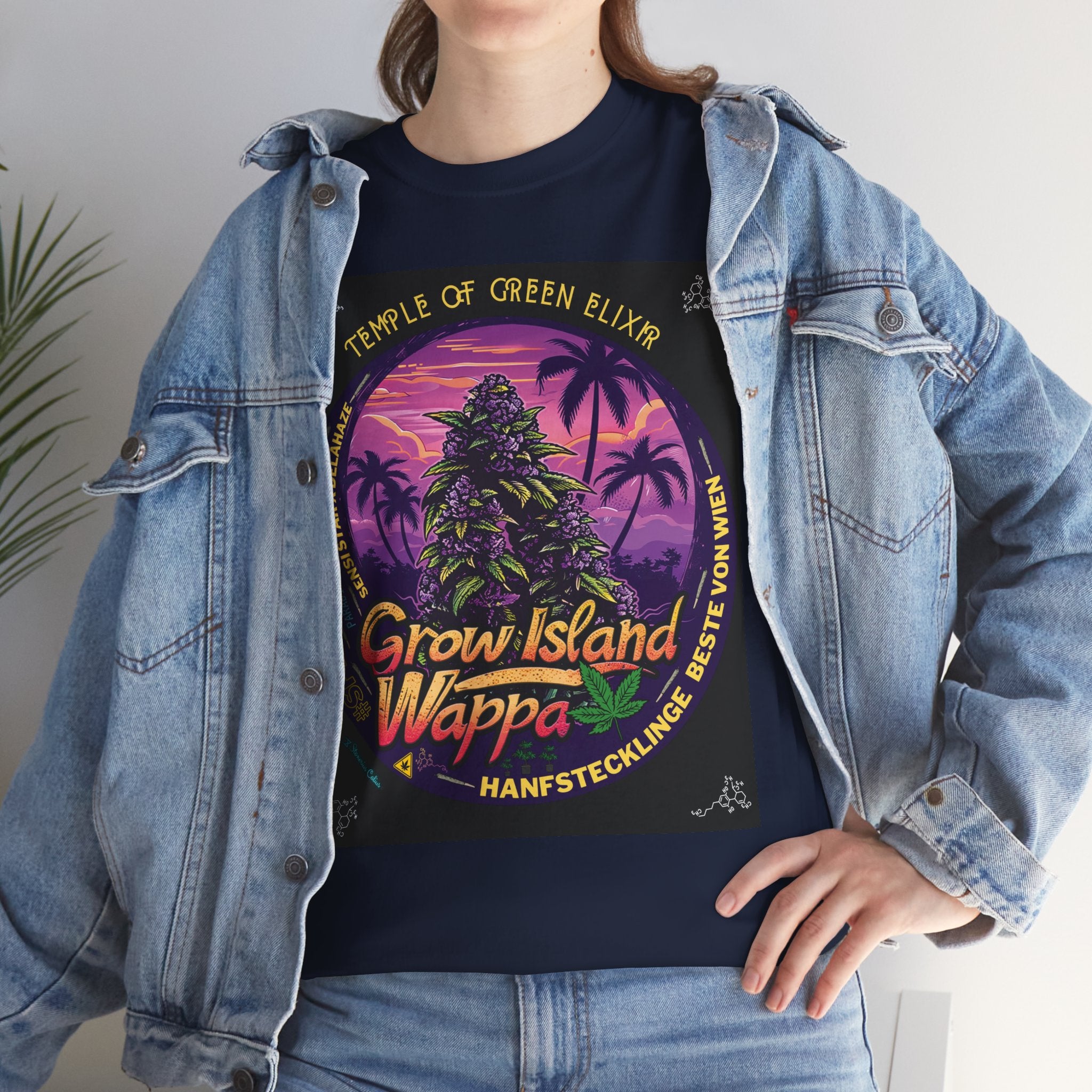Model steht im Jeans Jacke und Wappa dunkelblau T-shirt, exotischen Sonnenuntergang, in dem die lilafarbene Wappa-Cannabispflanze zwischen Palmen emporragt – wie die Königin einer tropischen Insel. Im Hintergrund tauchen die letzten Sonnenstrahlen den Himmel in goldenes Licht, während am Horizont das Rauschen des Meeres langsam verstummt. 