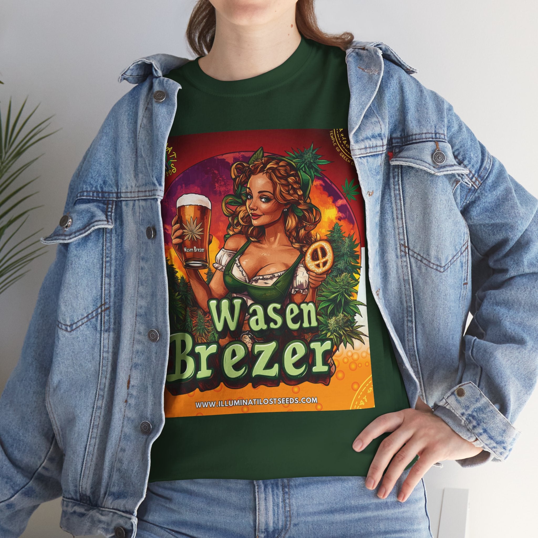 Model trägt Jeans Jacke und Wasen Brezer grünes T-shirt , auf dem Frau im Dirndl hält ein Bierglas mit ‚Wasen Brezer‘-Aufschrift und eine Brezel, umgeben von grünen Cannabis Pflanzen vor Sonnenuntergang. Oben links das Logo ‚Illuminati Lost Seeds‘, unten der große Schriftzug ‚Wasen Brezer‘ und die Webseite.