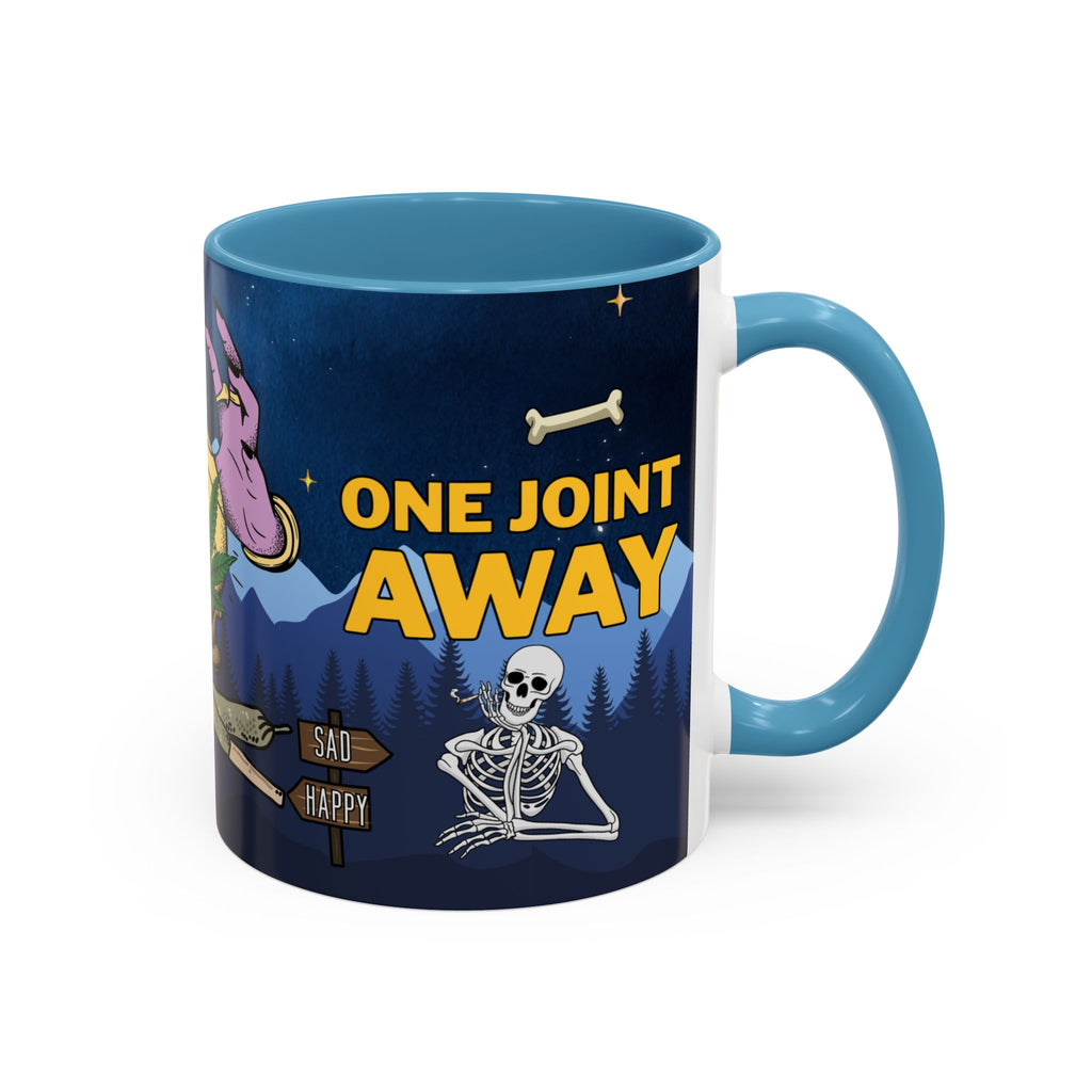 Eine zweifarbige  „Heaven is just one joint away“ Keramiktasse, Temple of Green Elixir (weiß/blau) mit einem humorvollen Cartoon-Druck. Das Design zeigt eine nächtliche Waldlandschaft, in der ein rauchendes Skelett lässig am Wegesrand sitzt. Ein Wegweiser bietet die Optionen "SAD" (traurig) und "HAPPY" (glücklich) an, während darüber der gelbe Schriftzug "ONE JOINT AWAY" prangt. Eine mystische Hand, die einen Joint hält, rundet die Szene ab.﻿