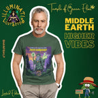 Ein Mann von Welt mit Erfahrung und Stil präsentiert das waldgrüne Ghanfdalf T-Shirt. Sein souveräner und gelassener Blick verkörpert die Botschaft unserer Kampagne: "Middle Earth Higher Vibes". Dieser Look ist eine Hommage an die zeitlose Weisheit und die magische Kraft der Natur. Eine exklusive Kollaboration von "Temple of Green Elixir" und "Illuminati Lost Seeds" für all jene, die wissen, dass wahre Stärke in der Ruhe und in der Verbindung zur Natur liegt