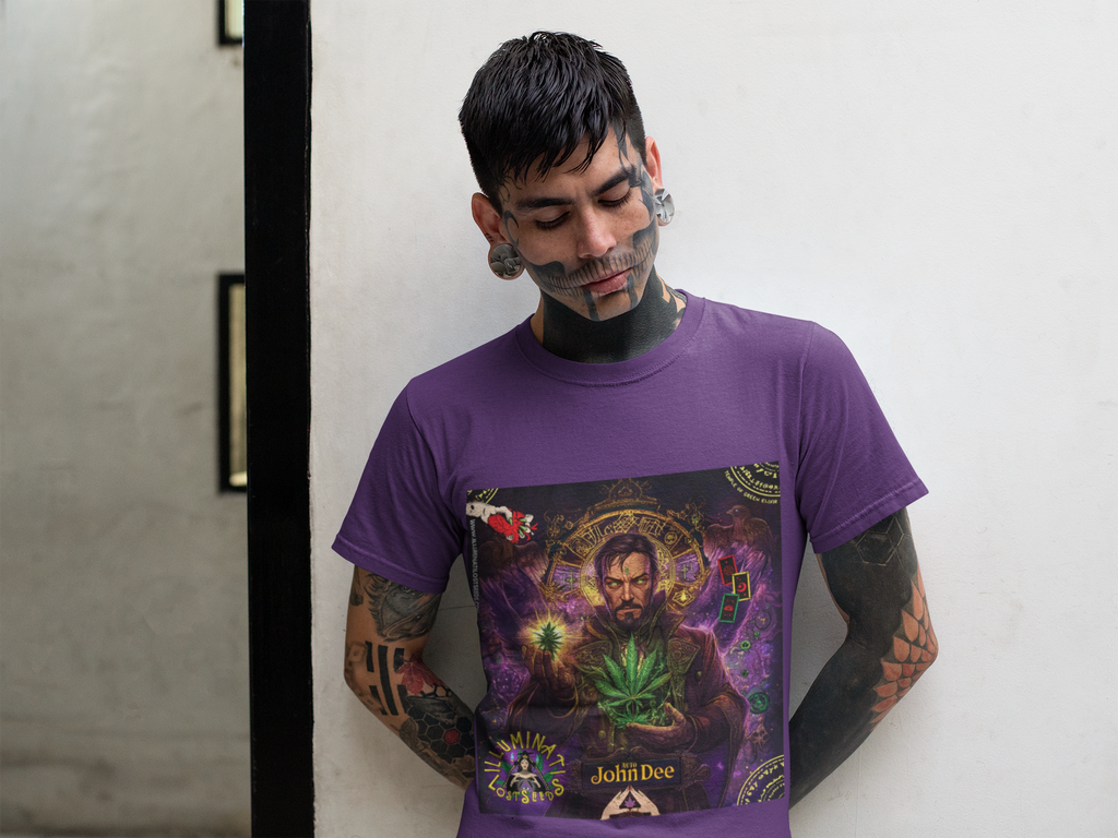  Ein stark tätowiertes Model präsentiert das  John Dee T-Shirt von Temple of Green Elixir in einem nachdenklichen Moment. Seine Körperkunst, die sich über Hals und Gesicht erstreckt, geht eine einzigartige Symbiose mit dem mystischen Alchemisten-Design auf dem lila Shirt ein. Dieser Look, eine Kollaboration von "Temple of Green Elixir" und "Illuminati Lost Seeds", ist eine Hommage an alle, für die Kunst und Selbstausdruck keine Grenzen kennen.﻿