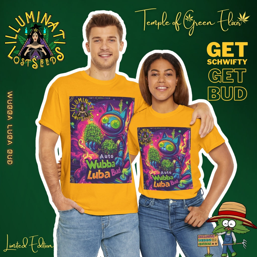 Ein lachendes Paar trägt gelbe Wubba Luba Bud T-Shirts aus der Limited Edition von Illuminati Lost Seeds und Temple of Green Elixir. Das auffällige Design zeigt eine bunte, galaktische Katze mit leuchtenden Augen, die Cannabisblüten hält, umgeben von psychedelischen Farben in Lila, Pink und Grün. Im Hintergrund sind die Logos der Marken sowie der gelbe Schriftzug „GET SCHWIFTY – GET BUD“ auf grünem Hintergrund zu sehen. Unten rechts steht eine Cartoonfigur mit Strohhut als Markensignatur.