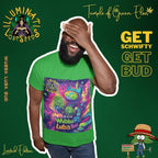Ein lachender Mann trägt ein grünes T-Shirt mit dem auffälligen Wubba Luba Bud-Design von Illuminati Lost Seeds und Temple of Green Elixir. Das bunte Motiv zeigt eine intergalaktische Katze mit leuchtenden Augen, die Cannabisblüten hält, umgeben von kräftigen Farben in Lila, Pink und Gelb. Der Hintergrund ist dunkelgrün mit gelben Schriftzügen „GET SCHWIFTY – GET BUD“ und Logos der beiden Marken. Unten rechts steht eine kleine Cartoonfigur mit Strohhut als Markensignatur.