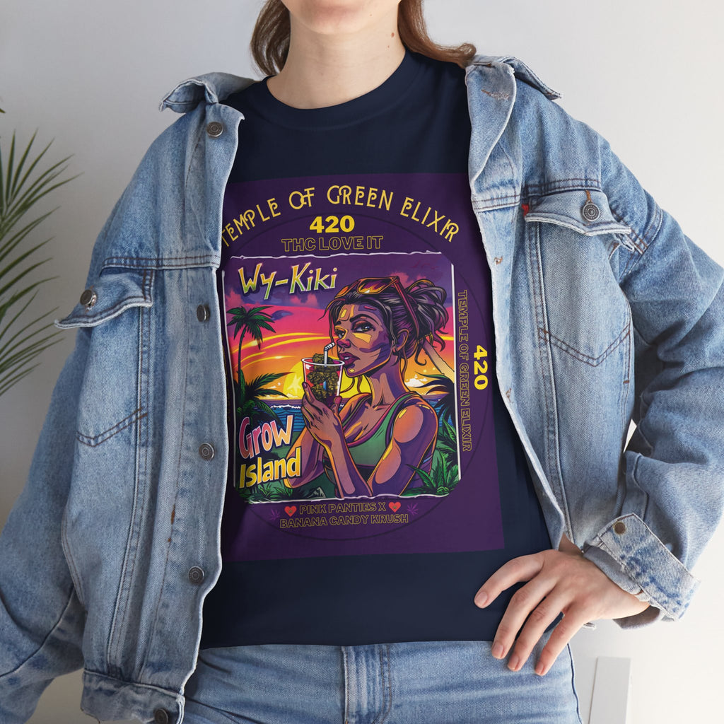 Model steht im Jeans Jacke und Wy-Kiki dunkelblau T-shirt,  Am Horizont versinkt die Sonne langsam im Meer, die Schatten der Palmen werden lang, und in der Luft liegt der Duft von Salz, Früchten und frisch getrockneten Cannabis Blüten. Im Mittelpunkt steht eine entspannte, stilvolle Frau, die an einem exotischen Drink nippt – darin schwimmen keine Zitronen oder Limetten, sondern kleine, perfekte Cannabis Buds, als würde sie die Essenz des Sommers trinken. 