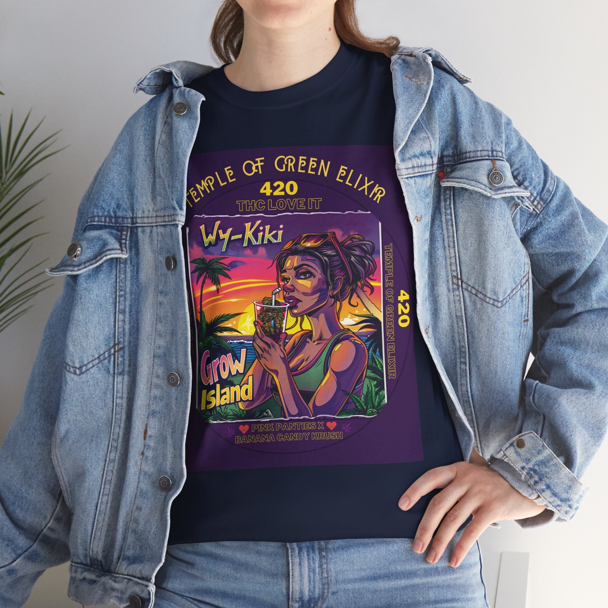 Model steht im Jeans Jacke und Wy-Kiki dunkelblau T-shirt,  Am Horizont versinkt die Sonne langsam im Meer, die Schatten der Palmen werden lang, und in der Luft liegt der Duft von Salz, Früchten und frisch getrockneten Cannabis Blüten. Im Mittelpunkt steht eine entspannte, stilvolle Frau, die an einem exotischen Drink nippt – darin schwimmen keine Zitronen oder Limetten, sondern kleine, perfekte Cannabis Buds, als würde sie die Essenz des Sommers trinken. 