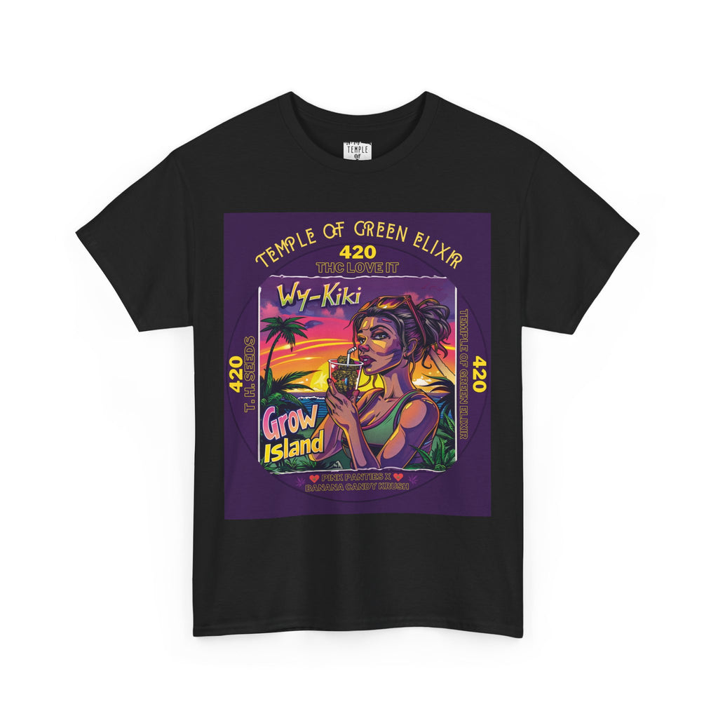 Wy-Kiki T-shirt schwarz,  Am Horizont versinkt die Sonne langsam im Meer, die Schatten der Palmen werden lang, und in der Luft liegt der Duft von Salz, Früchten und frisch getrockneten Cannabis Blüten. Im Mittelpunkt steht eine entspannte, stilvolle Frau, die an einem exotischen Drink nippt – darin schwimmen keine Zitronen oder Limetten, sondern kleine, perfekte Cannabis Buds, als würde sie die Essenz des Sommers trinken. 