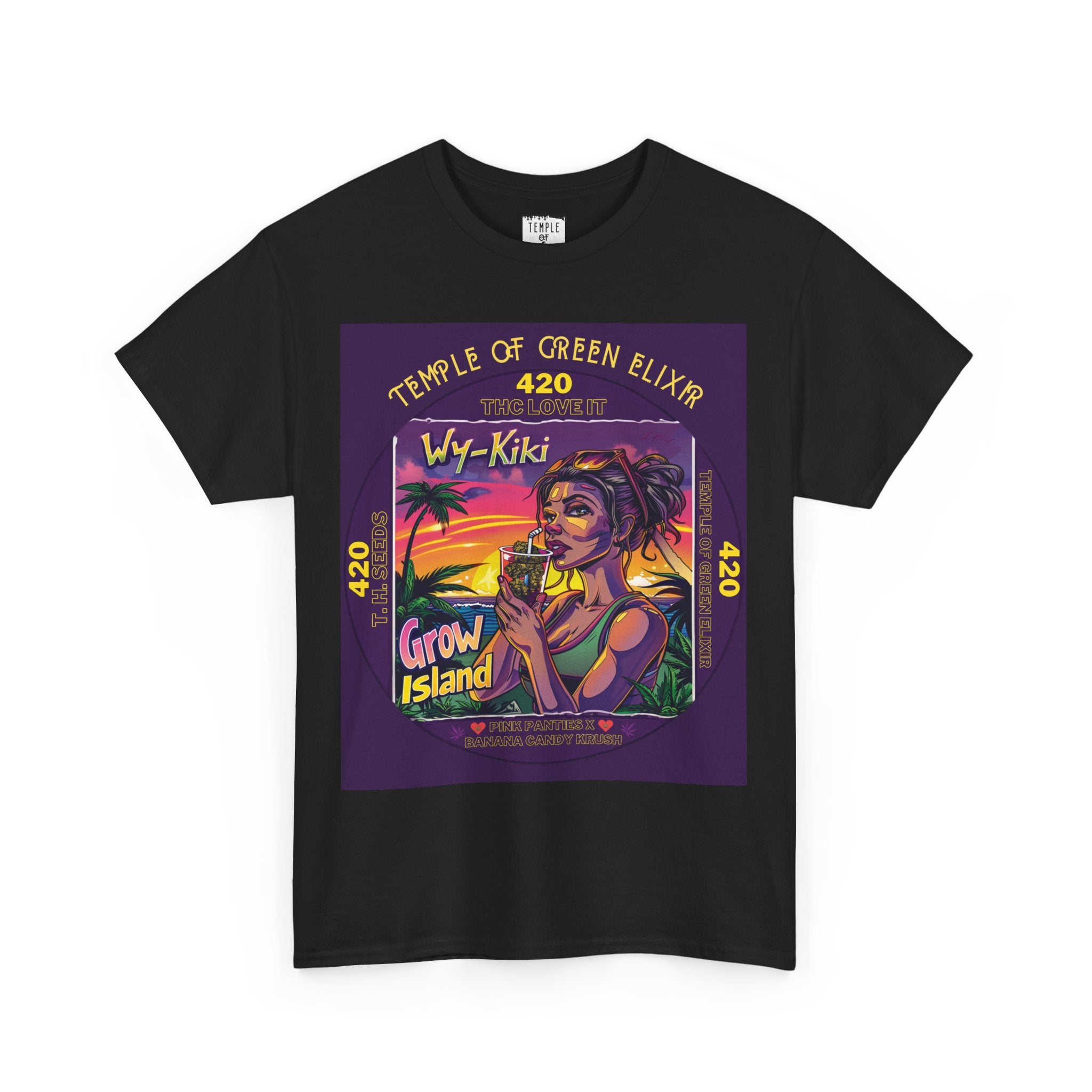 Wy-Kiki T-shirt schwarz,  Am Horizont versinkt die Sonne langsam im Meer, die Schatten der Palmen werden lang, und in der Luft liegt der Duft von Salz, Früchten und frisch getrockneten Cannabis Blüten. Im Mittelpunkt steht eine entspannte, stilvolle Frau, die an einem exotischen Drink nippt – darin schwimmen keine Zitronen oder Limetten, sondern kleine, perfekte Cannabis Buds, als würde sie die Essenz des Sommers trinken. 