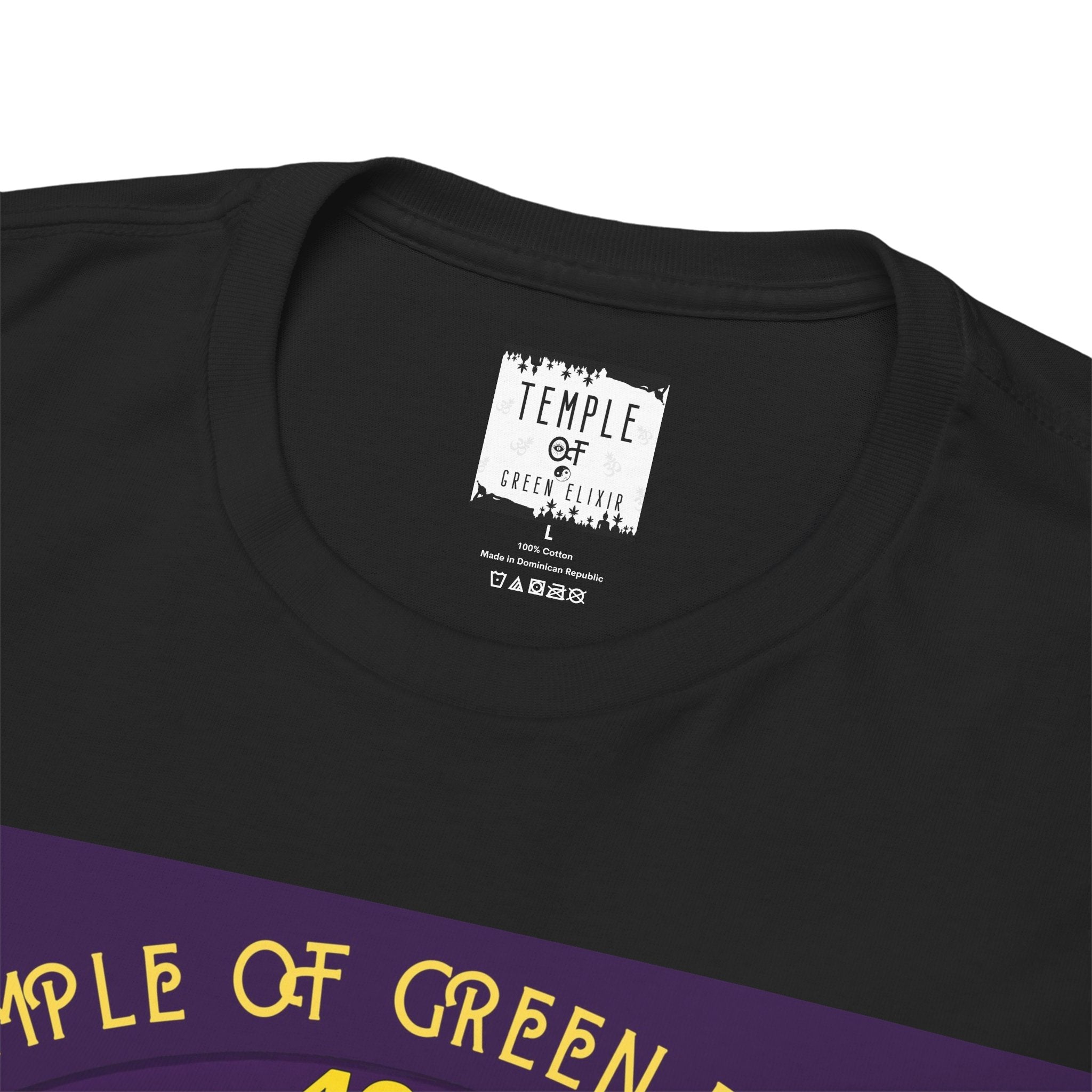 Temple of green Elixir Drucklabel in der innerseite vom schwarzen Wy-Kiki T-shirt