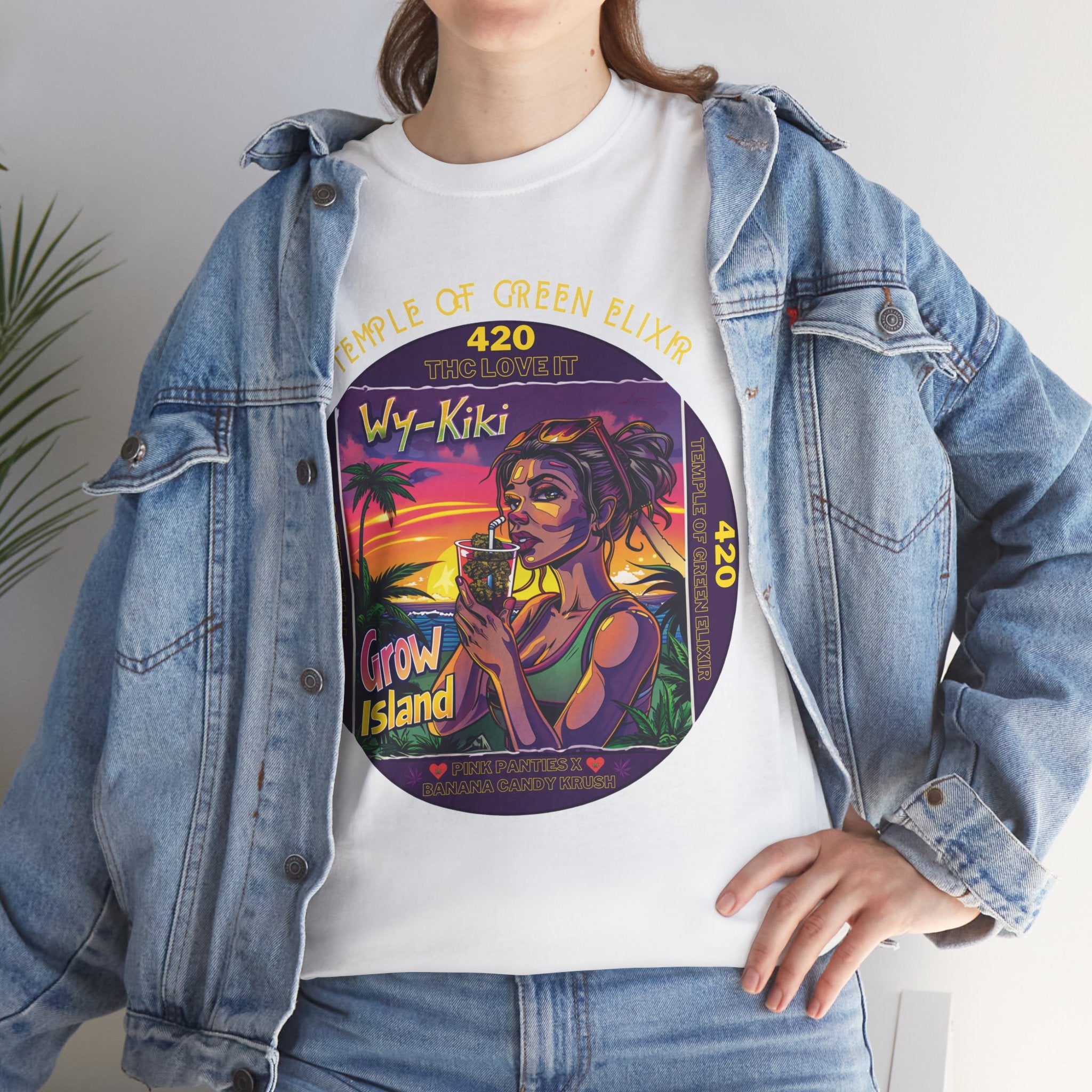 Model trägt Jeans Jacke und Wy-Kiki weisses T-shirt, Im Mittelpunkt steht eine entspannte, stilvolle Frau, die an einem exotischen Drink nippt – darin schwimmen keine Zitronen oder Limetten, sondern kleine, perfekte Cannabis Buds, als würde sie die Essenz des Sommers trinken.
