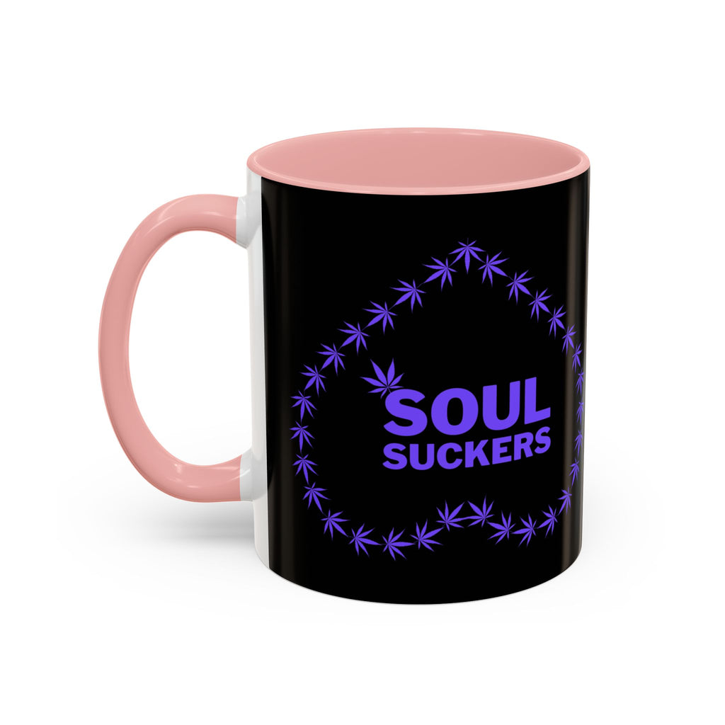 Hochwertige Soul sucker Tasse, Temple of Green Elixir, die einen starken visuellen Kontrast zwischen dem schwarzen Körper und dem pastellrosa Innenleben bietet. Der Aufdruck zeigt ein Herz aus lila Hanfblättern mit dem ironischen Schriftzug "SOUL SUCKERS" im Zentrum.