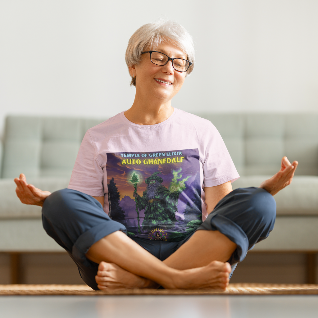  Eine weis haarige Frau in tiefer Meditation, die Ruhe und Gelassenheit ausstrahlt. Sie trägt das hellrosa Ghanfdalf T-Shirt, und ihr friedliches Lächeln zeigt, dass wahre Magie kein Alter kennt. Diese Darstellung verkörpert die harmonische Verbindung von spiritueller Einkehr und der fantastischen Welt der Kräutermagie. Eine exklusive Kollaboration von "Temple of Green Elixir" und "Illuminati Lost Seeds", perfekt für alle, die ihre Weisheit mit einem Hauch von Fantasie feiern.