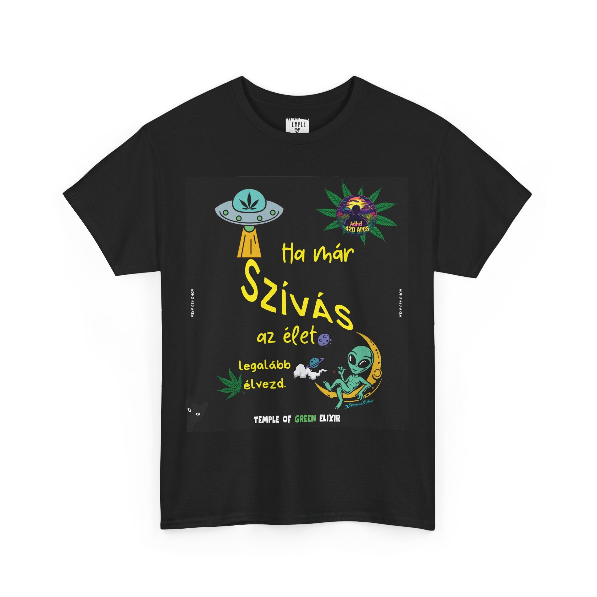 Schwarzes T-Shirt mit buntem Grafikdesign: Ein UFO, ein Hanfblatt, ein Außerirdischer auf einer Mondsichel, der raucht, und der ungarische Schriftzug „Ha már szívás az élet, legalább élvezd. Temple of Green Elixir“. und „Adhd 420 Area“ Logo ist ebenfalls enthalten.